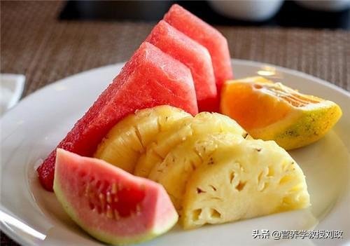 吃菠萝有什么好处，经常吃菠萝有什么好处（是很适合伏天吃的一种热带水果）