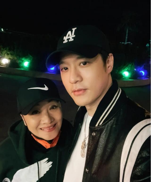 最后在朋友与家人的鼓励下,比莉选择与病魔作斗争,她全力配合医院做