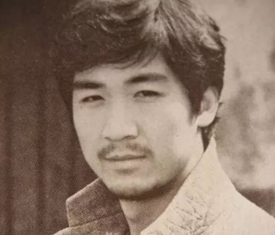 邓婕为什么不生孩子，邓婕嫁给张国立30年（三角家庭后悔事：邓婕没生孩子）