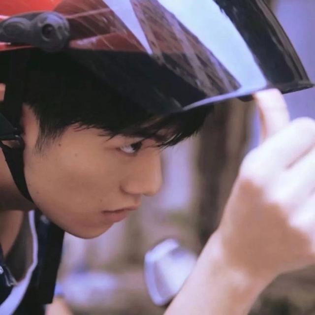 伤感头像男生孤独失望 qq伤感头像男生带孤微信，伤感头像男生孤独失望 qq伤感头像男生带孤（是你不在我身边却在我心里。）