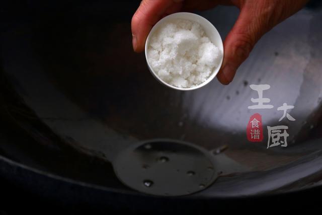 拔丝山药怎么做，山药最简单的家庭做法（掌握好你也可以轻松做出拔丝菜）