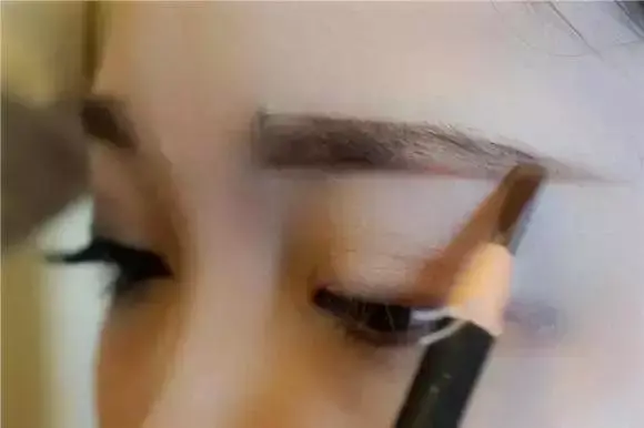 正确使用眉笔的方法你学会了吗，教你怎么用眉笔快速又好看