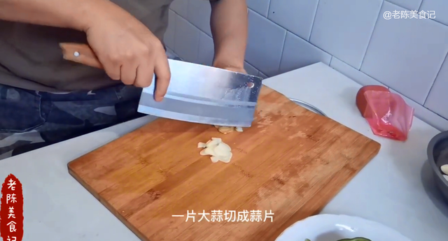 青椒炒火腿的做法，青椒炒火腿的家常做法（家常菜辣椒炒火腿做法）