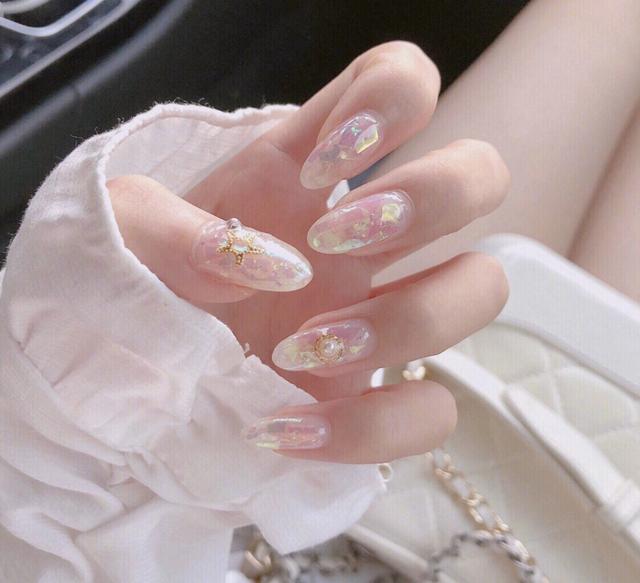 透明指甲油怎么涂好看，指甲涂透明指甲油好不好（赶走夏日炎热怎能少得了它）