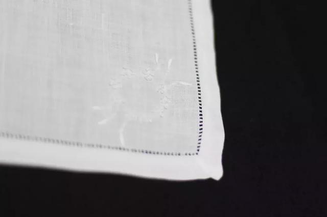 如何缝衣服看不出针脚，衣服怎么缝针看不出来（服装制作中小细节的制作工艺）