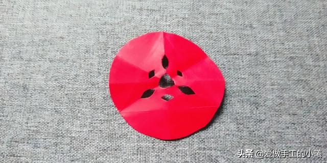 手工灯笼怎么做的又简单又漂亮，怎么做灯笼简单又漂亮（手工教程：彩纸做成的漂亮灯笼）