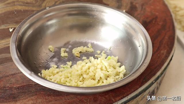 剁椒金针菇的做法，金针菇的做法（大厨教你做剁椒金针菇）