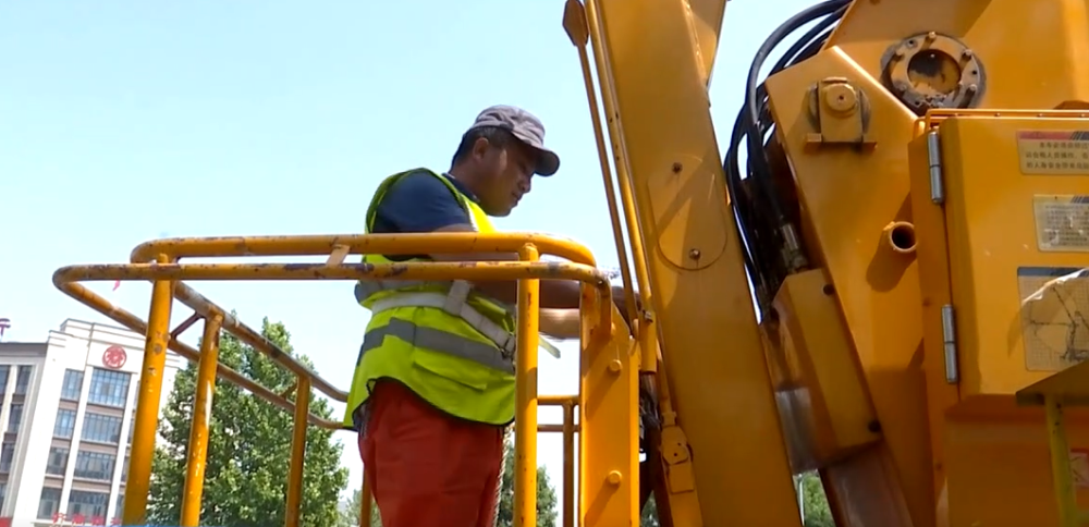 临淄家电维修 高温下的坚守——路灯维修工 用汗水守护光明