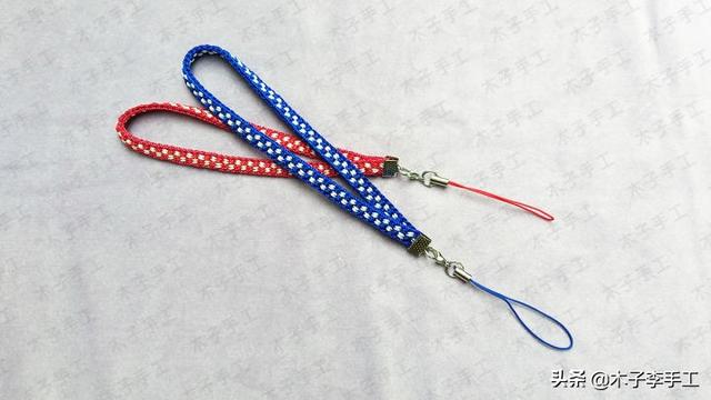 手机挂绳怎么装在手机壳上，手机壳怎么穿挂绳（用方形盘编器做的手机挂绳的编法图解）
