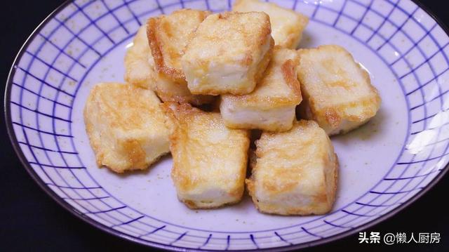 鸡蛋煎豆腐的家常做法，用调料蘸着吃太香了