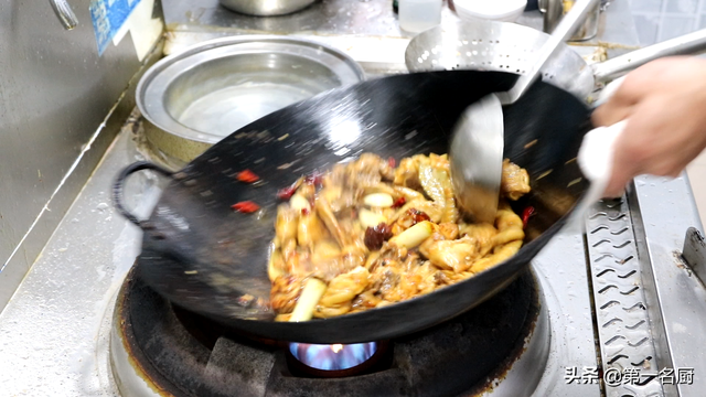 大盘鸡的正宗做法，新疆大盘鸡的正宗做法（厨师长教你大盘鸡正宗做法）