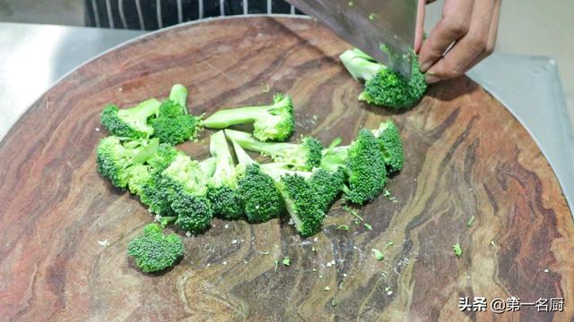 大厨炒花菜的家常做法，看饭店里面是怎么做的