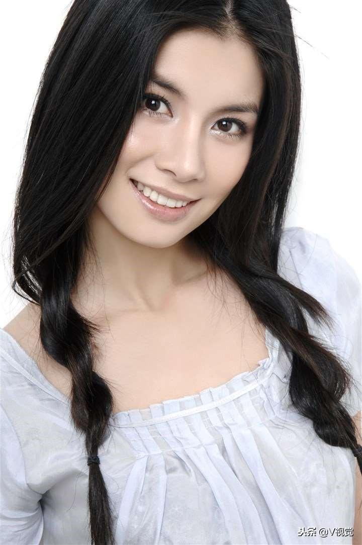 亿舒徐靓斓 在 《雪地娘子军》中饰 许淑贤.