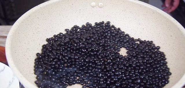 炒黑豆的做法，黑豆的十种吃法大全集（93岁老奶奶吃了60年的黑豆营养做法）