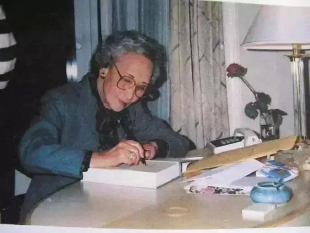 书架背景图 生活在阴沟里依然有向往星空的权利，书架背景图片超清（90岁依旧如同女王）