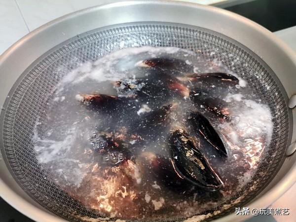 正确清洗淡菜的方法是怎样的，正确清洗淡菜的方法是怎样的呢（恨不得立马吃进嘴里的金针菇烩淡菜）