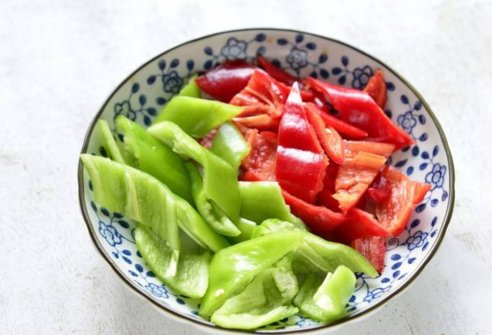 酸辣素茄子丝的做法，酸辣茄子丝怎么做好吃（营养均匀的美食）