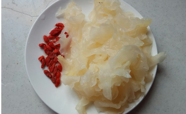 银耳汤的功效和作用，银耳汤的功效（女人要常喝这道银耳羹）