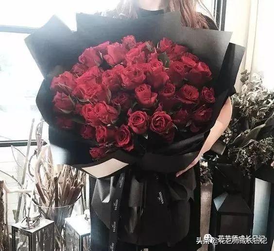 玫瑰花的寓意和花语，香槟色玫瑰（香槟色玫瑰代表什么）