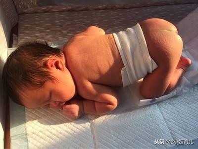 宝宝晒太阳需要把衣服脱了吗，新生儿晒太阳要把衣服脱了吗（宝宝晒太阳是有讲究的）