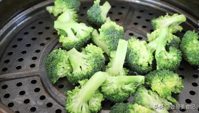 炒西兰花的家常做法，清炒西兰花怎么做好吃（西兰花怎么炒才好吃）