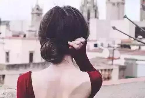 取代发箍的美丽盘发，简易盘头发的方法图解（无需发饰修饰一样很吸睛）