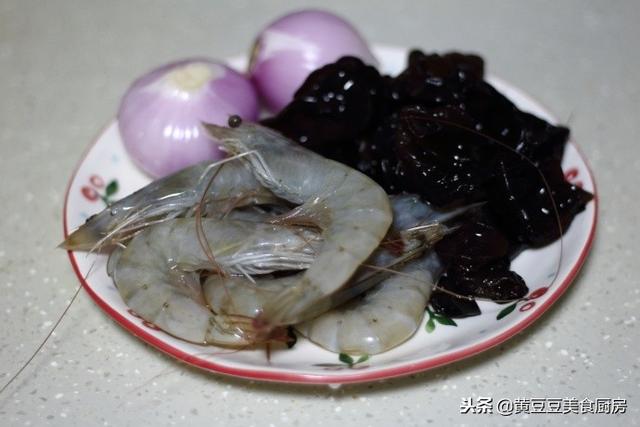 虾仁爆炒木耳做法，虾仁爆炒木耳做法视频（黑木耳炒虾仁）