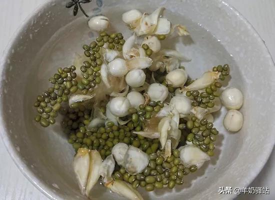 绿豆莲子汤的功效，常喝绿豆汤的好处和坏处（夏天常喝这碗汤）