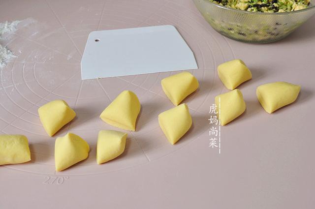 苞米面饼馅包子，玉米面包子就做的柔软又细腻