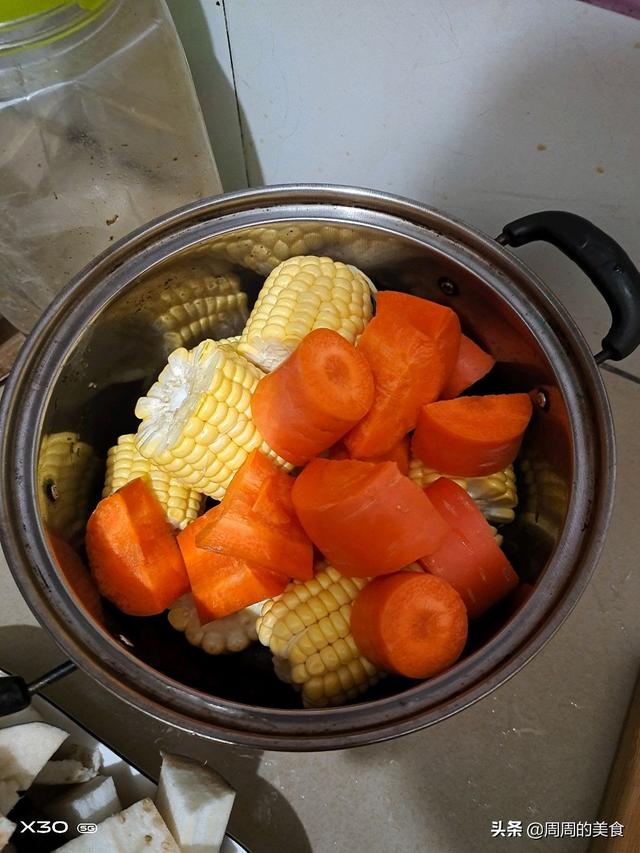 排骨高压锅上来气在炖几分钟，高压锅炖排骨要多长时间（排骨加上玉米和胡萝卜的清甜,高压锅炖煮30分钟）