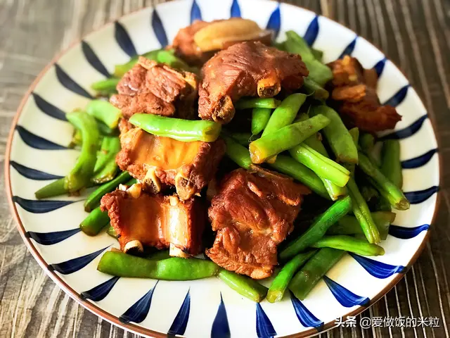 毛豆角怎么煮好吃又是绿色的，毛豆怎样煮才能又绿又好吃（豆角颜色翠绿不发黄）