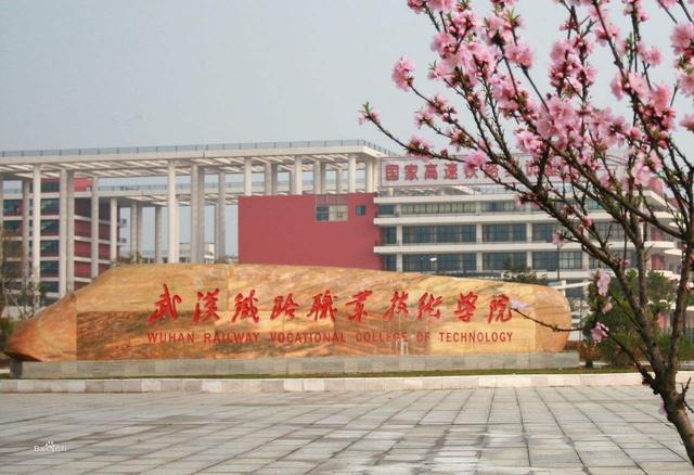 年湖北普通文理类录取分数:理工388,文史427另外:电子信息工程技术