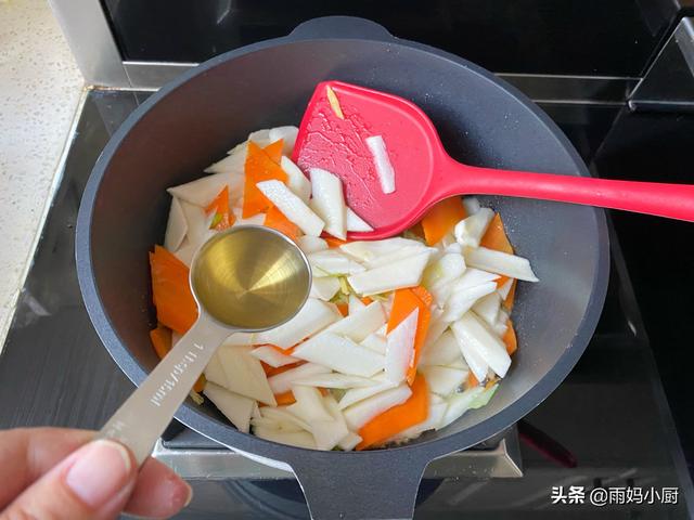 小白嘴山药怎么吃，小白嘴山药怎么吃最好（冬季家常养生菜小炒山药片）