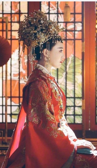 红嫁衣歌词，红嫁衣 原唱（网友：死在鞠婧祎手里了）