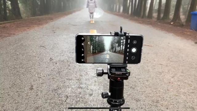 snapseed悬浮照片教程，snapseed倒影怎么做（一个人也能拍出超有趣的悬浮照片）