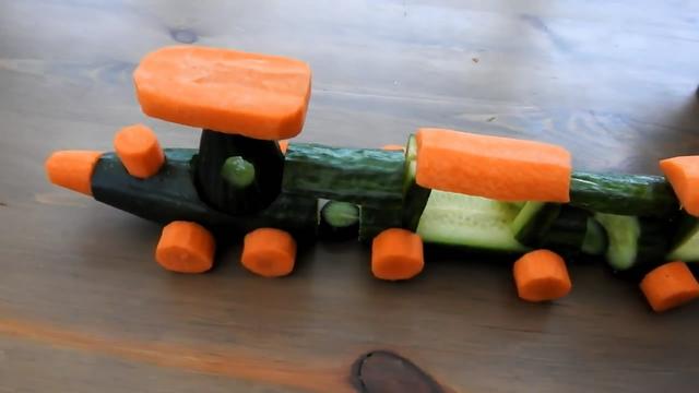 如何雕刻胡萝卜花，胡萝卜花怎么雕刻（用黄瓜和胡萝卜雕刻小火车的方法）