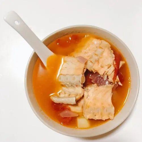 怎样做三文鱼骨汤，三文鱼鱼骨汤做法（三文鱼骨番茄薯仔汤）