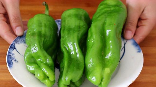 辣椒鸡蛋饼的做法，鸡蛋葱油饼制作方法（辣椒这样做实在太好吃了）