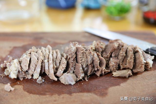 白萝卜正宗炖羊肉汤，搭配白萝卜和枸杞