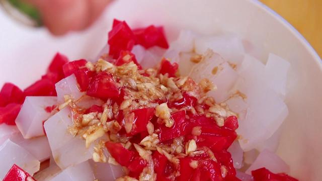 拌凉粉怎么配料才好吃，怎样拌凉粉好吃又简单（凉拌凉粉这样做太好吃）
