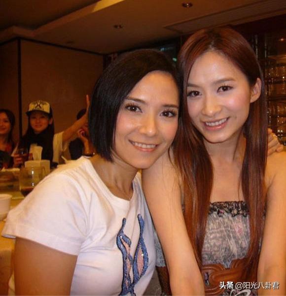 TVB最美女配520官宣产子，甜晒一家三口合影，豪门老公亲自剪脐带