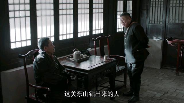 西装加运动鞋恶心，女生西装配什么鞋子（网友：好人坏人都被他承包了）