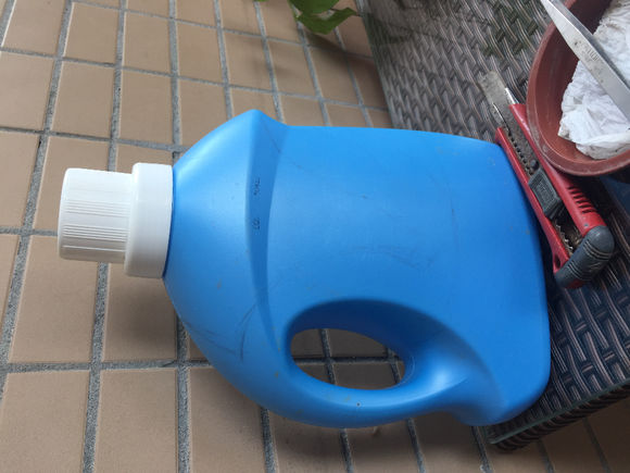 洗衣液瓶子做简易花盆制作方法，洗衣液瓶子如何做制作花盆（洗衣液桶别扔）