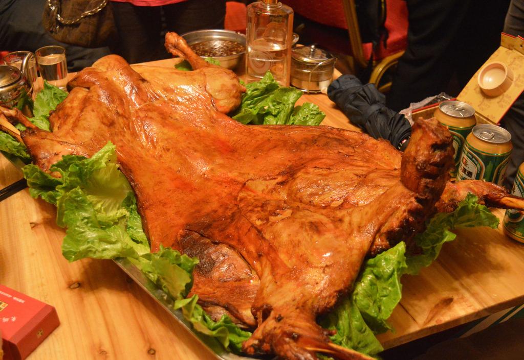 呼伦贝尔以肉食为主,特色美食大概有烤全羊,全鱼宴,涮羊肉火锅,手抓肉