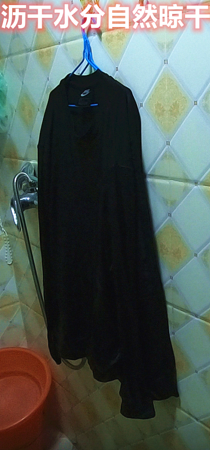 衣服褪色了怎么恢复原来的颜色，衣服掉色了怎么能恢复原来的颜色（被腐蚀褪色的衣服不要扔）