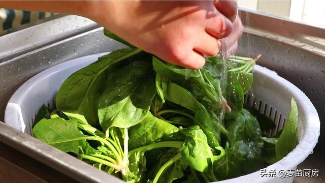 菠菜鸡蛋可以一起吃吗，菠菜跟鸡蛋可以一起给宝宝吃吗（吃过1次就忘不了）