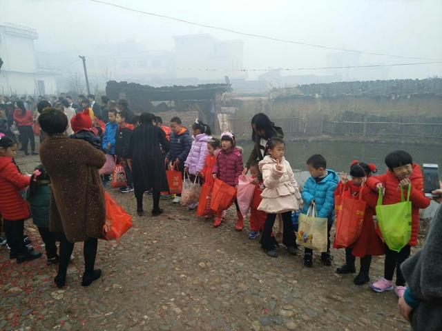 打饼子是啥意思，打饼子是什么意思（充满童趣的“打饼子”）