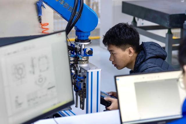 秦皇岛职业技术学院官网，2021年秦皇岛职业技术学院录取结果查询及录取通知书发放时间什么时候收到（“以匠炼技”打造特色职业教育人才培养高地）