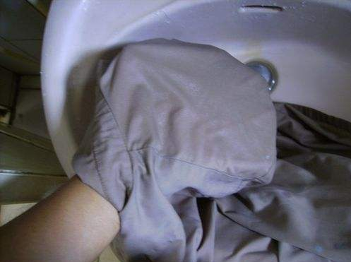 机油弄到衣服上怎么洗掉，机油弄到衣服上如何洗掉（吃饭的时候滴在白衬衫上面一滴油太难看了）