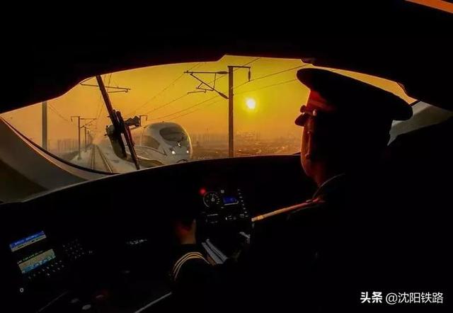 火车驾驶室图片,火车二等座和一等座的区别图片(火车驾驶室究竟长啥样